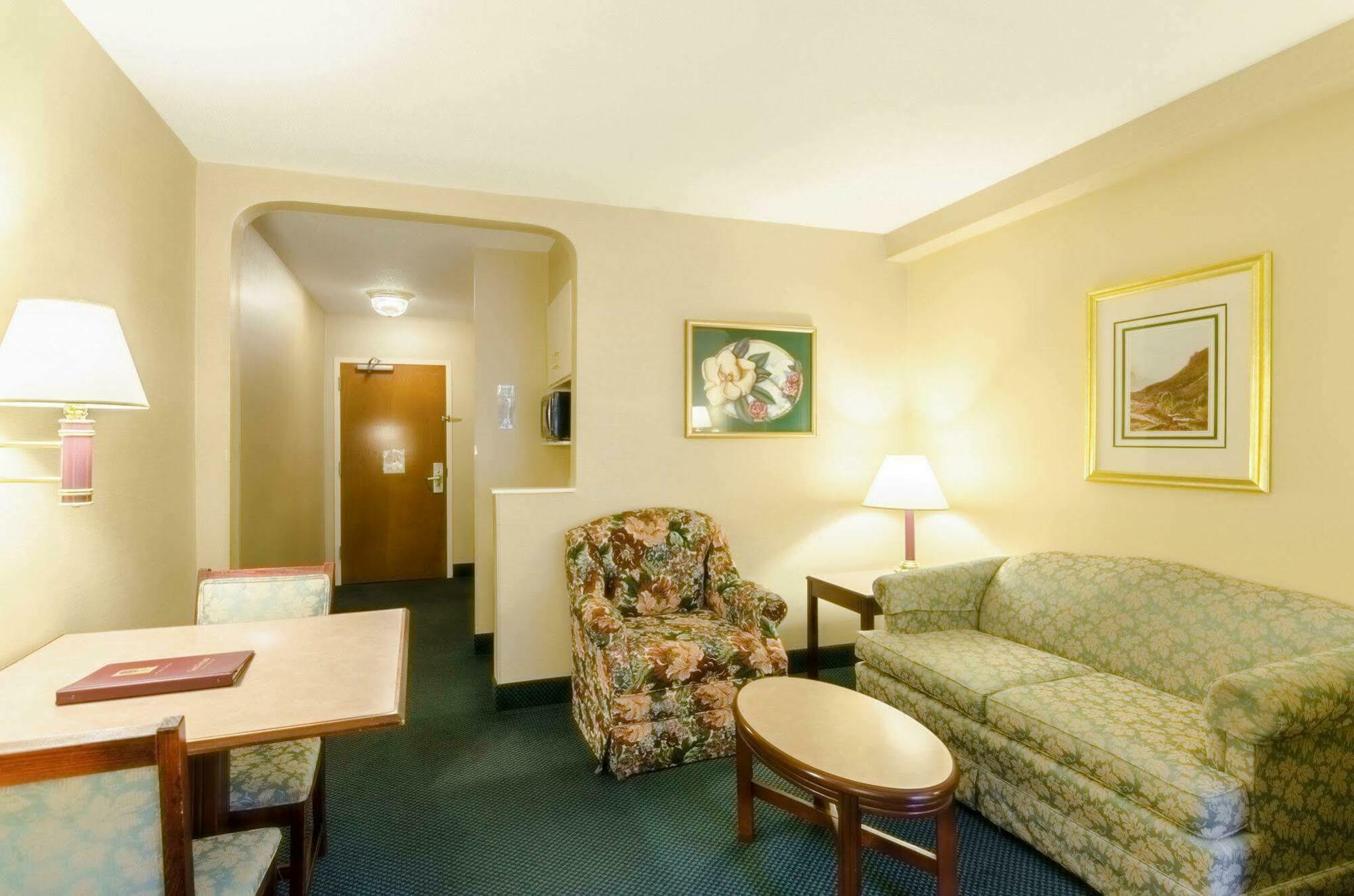 Comfort Inn & Suites Grundy Exterior photo