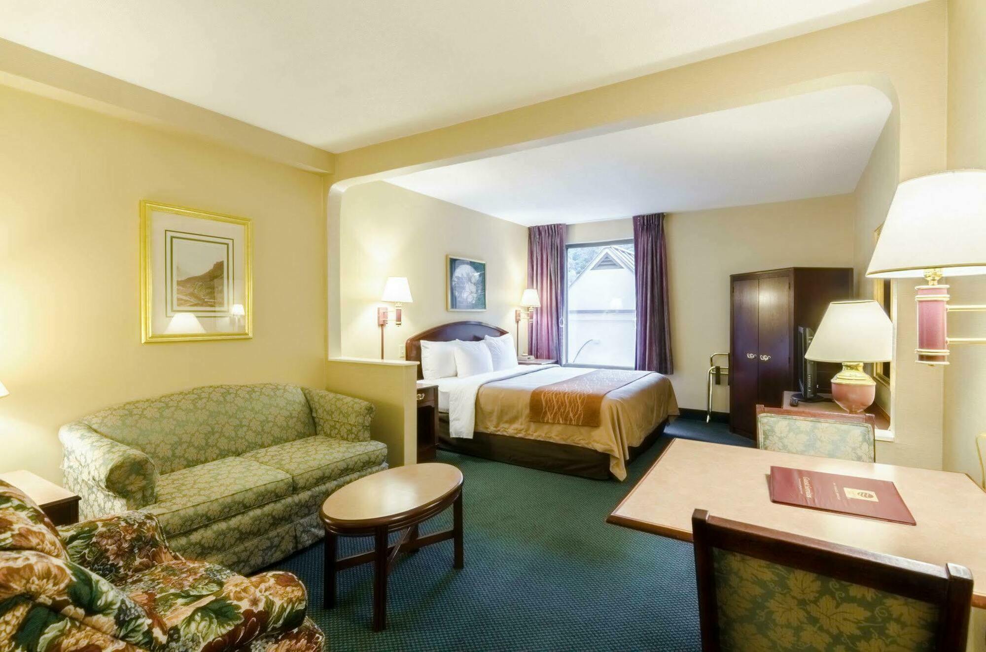 Comfort Inn & Suites Grundy Exterior photo