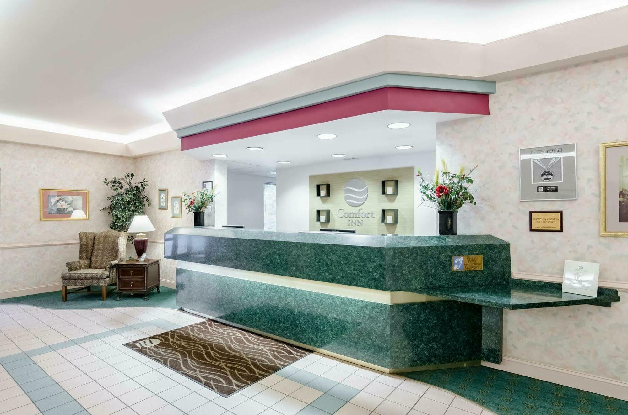 Comfort Inn & Suites Grundy Exterior photo